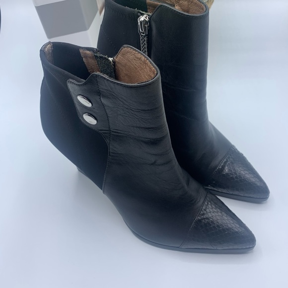 Donald J. Pliner Shoes - Donald J Pliner Vicson capped toe leather bootie
